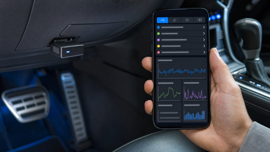 Adaptor OBD2 pentru FORScan conectat la mașină și un smartphone cu aplicația de diagnoză Ford